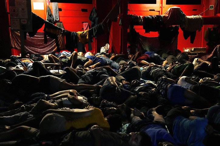 Les migrants (ici lors d'une opération de sauvetage sur un bateau en début de semaine) prennent des risques considérables et vivent souvent des drames. © KEYSTONE/AP/Petros Karadjias