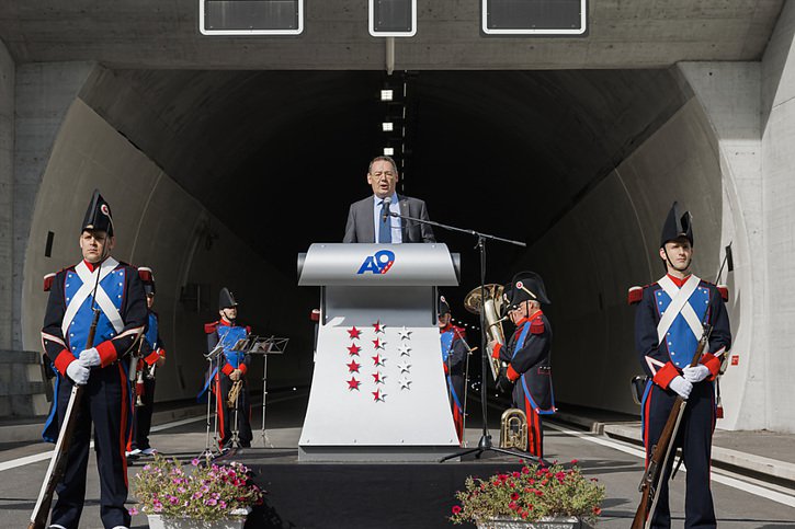 Le conseiller d'Etat valaisan Franz Ruppen lors de l'inauguration vendredi du tube nord du tunnel de Viège. © KEYSTONE/VALENTIN FLAURAUD
