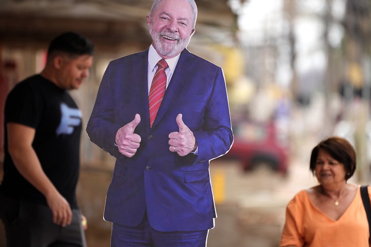 Selon l'enquête d'opinion de l'institut de référence Datafolha, Luiz Inacio Lula da Silva est crédité de 47% des intentions de vote, contre 45% la semaine dernière. Son avance sur Jair Bolsonaro passe ainsi de 12 à 14 points, le président d'extrême droite restant bloqué à 33%. © KEYSTONE/AP/Eraldo Peres