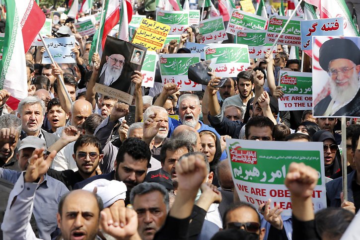 A l'appel d'un organisme chargé d'organiser des manifestations officielles, des milliers de personnes ont défilé dans plusieurs villes d'Iran, notamment à Téhéran (photo), Qom (nord) ou Ispahan (centre). © KEYSTONE/EPA/ABEDIN TAHERKENAREH