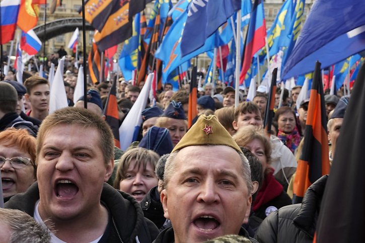 A Moscou, Saint-Pétersbourg et d'autres villes, les autorités russes ont organisé des manifestations de soutiens aux référendums à grand renforts de drapeaux et de slogans. © KEYSTONE/AP/Alexander Zemlianichenko