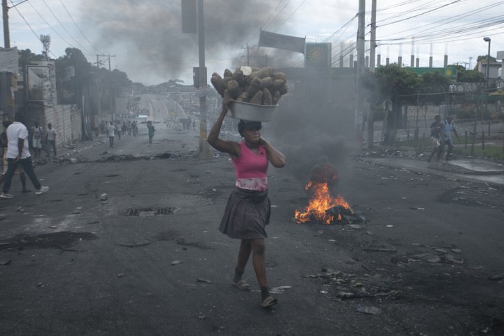 Le pays est secoué par des violences depuis l'annonce le 11 septembre d'une hausse des prix du carburant. © KEYSTONE/AP/Odelyn Joseph