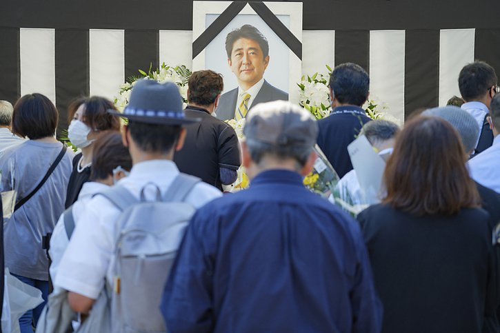 De nombreuses personnes sont venues rendre un dernier hommage à l'ancien Premier ministre tué par balle en juillet. © KEYSTONE/AP/Nicolas Datiche