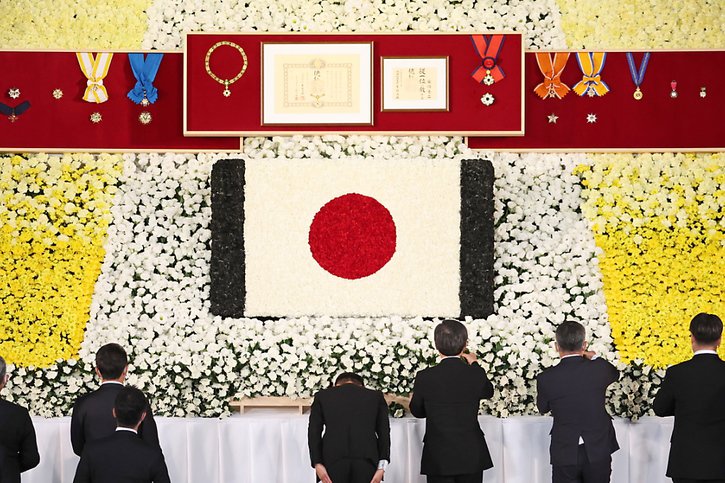 Des dignitaires rendent hommage à feu le premier ministre Shinzo Abe. © KEYSTONE/EPA/TAKASHI AOYAMA / POOL