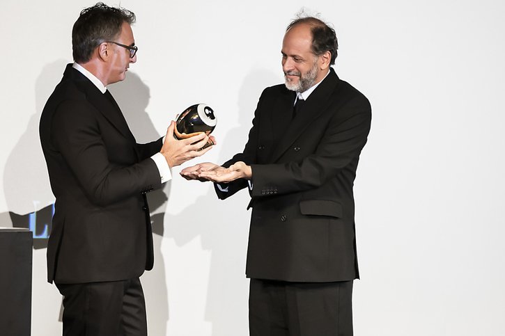 Luca Guadagnino (à droite) s'est vu remettre son prix par le directeur artistique du Festival, Christian Jungen. © KEYSTONE/MICHAEL BUHOLZER