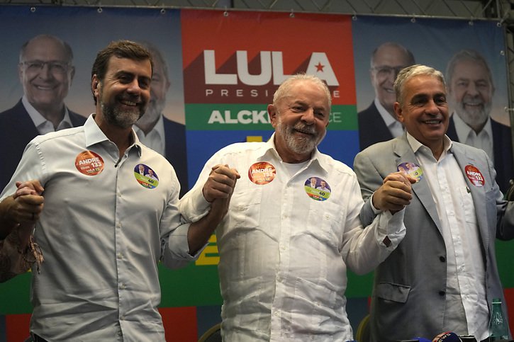 L'ancien président brésilien Luiz Inacio Lula da Silva (au centre) a réuni une vaste coalition de dix partis allant jusqu'au centre droit (archives). © KEYSTONE/AP/Silvia Izquierdo