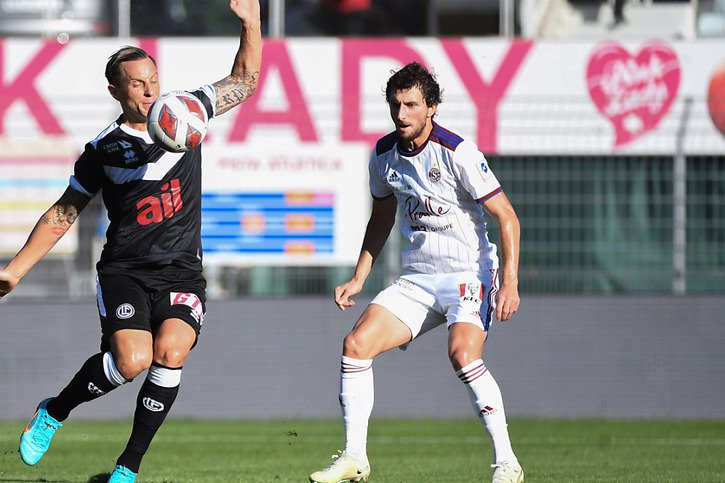 Reto Ziegler devance Miroslav Stevanovic. Lugano a bien toujours eu un temps d'avance sur le Servette FC. © KEYSTONE/Samuel Golay