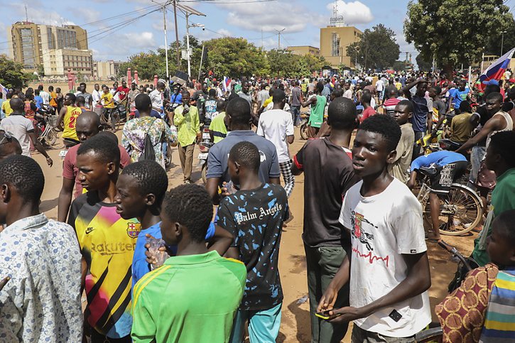 Des partisans du putsch manifestent à Ouagadougou. © KEYSTONE/EPA/ASSANE OUEDRAOGO