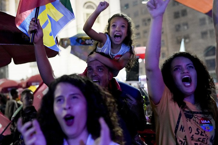 Les partisans de Lula ont célébré cette première victoire. © KEYSTONE/AP/Silvia Izquierdo