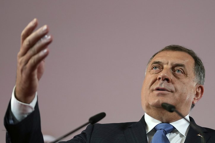 Le chef politique des Serbes de Bosnie Milorad Dodik semble lundi en passe de remporter une victoire électorale cruciale en Bosnie. © KEYSTONE/AP/Darko Vojinovic