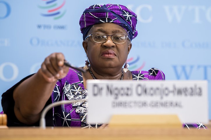 La directrice générale de l'Organisation mondiale du commerce (OMC) Ngozi Okonjo-Iweala alerte sur les effets des politiques des banques centrales et met en garde contre toute restriction au commerce dans les différents pays. © KEYSTONE/MARTIAL TREZZINI