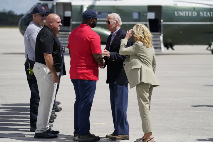 Le président américain et son épouse Jill Biden ont, peu après avoir atterri, embarqué pour un survol en hélicoptère de la zone de Fort Myers, dans le sud-ouest de la Floride, là où l'ouragan a touché terre et fait le plus de ravages. © KEYSTONE/AP/Evan Vucci
