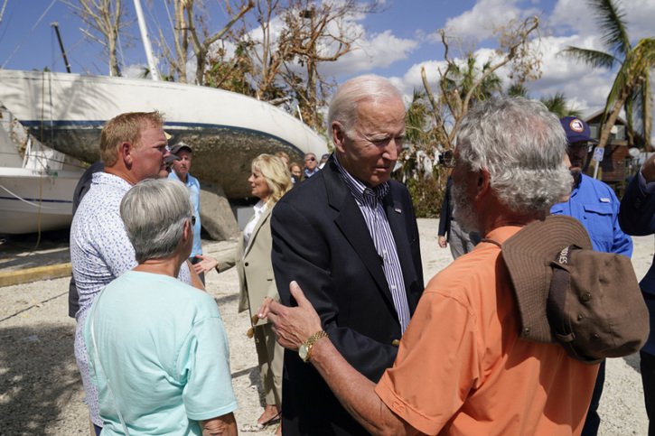 Joe Biden, fidèle à sa nature empathique, a distribué les poignées de main et serré à l'occasion ses interlocuteurs dans ses bras. © KEYSTONE/AP/Evan Vucci