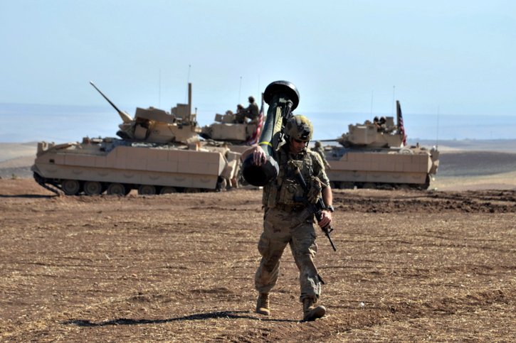 Des centaines de soldats américains sont déployés dans le nord-est de la Syrie dans le cadre d'une coalition antidjihadistes dirigée par les Etats-Unis, qui continue de combattre avec ses alliés kurdes des Forces démocratiques syriennes (FDS), les cellules dormantes de l'EI. © KEYSTONE/EPA/AHMED MARDNLI