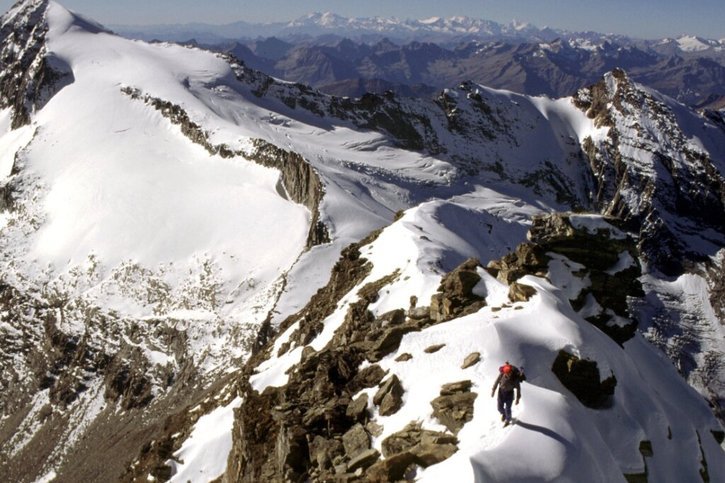 La zone de l'Adula, entre les Grisons et le Tessin est aussi touchée par la fonte des glaces. © KEYSTONE/ARNO BALZARINI