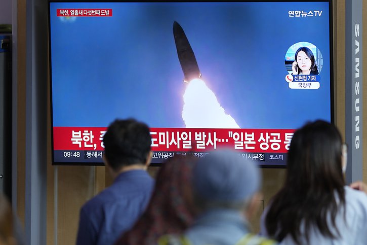 Mardi, Pyongyang a lancé un missile balistique de portée intermédiaire au-dessus du Japon, ce qui a contraint certains des habitants de l'archipel à se mettre à l'abri (archives). © KEYSTONE/AP/Lee Jin-man