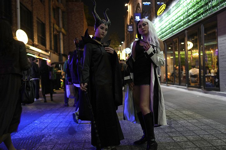 Personnes en costume pour Halloween à Séoul avant les célébrations. © KEYSTONE/AP/Lee Jin-man