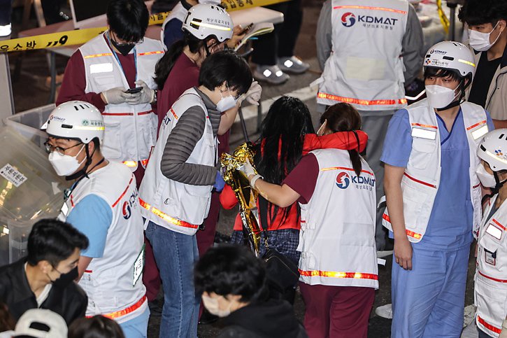 Du personnel médical porte assistance aux victimes de la bousculade. © KEYSTONE/EPA/YONHAP