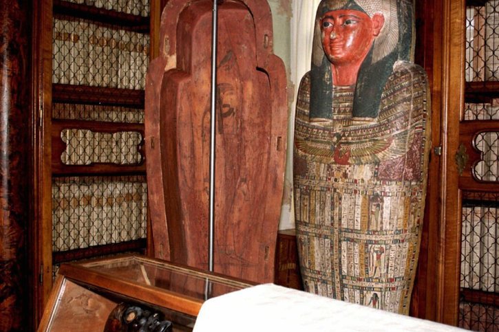 Le metteur en scène Milo Rau demande que la momie exposée dans la bibliothèque de l'abbaye de St-Gall soit rapatriée en Egypte (archives). © KEYSTONE/REGINA KUEHNE