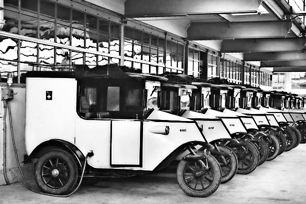 Les tricycles électriques des PTT, garés dans le hall de la Sihlpost, à Zurich (1933). © Musée suisse des transports