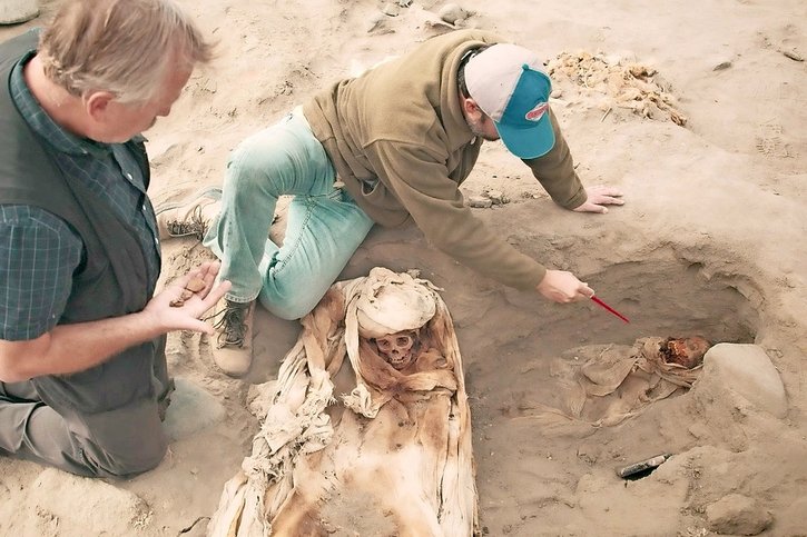 L’archéologue Gabriel Prieto ausculte une victime de sacrifice au côté de l’expert médico-légal John Verano, sur le site de Pampa la Cruz.  © RTS