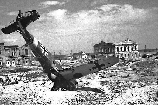 En bas, un Messerschmitt devant les ruines de Stalingrad et le centre-ville après la libération. © Ed. Perrin/DR