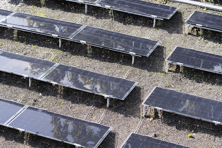 L'installation de panneaux solaires battra encore des records en 2022 (archives). © KEYSTONE/GAETAN BALLY