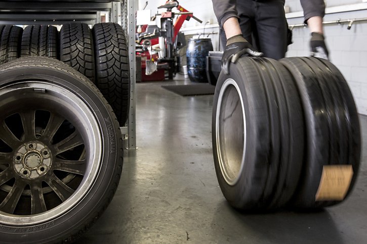 Les résidus générés par les pneus représentent 30 à 40% de la pollution plastique dans l’environnement (archives). © KEYSTONE/ALEXANDRA WEY