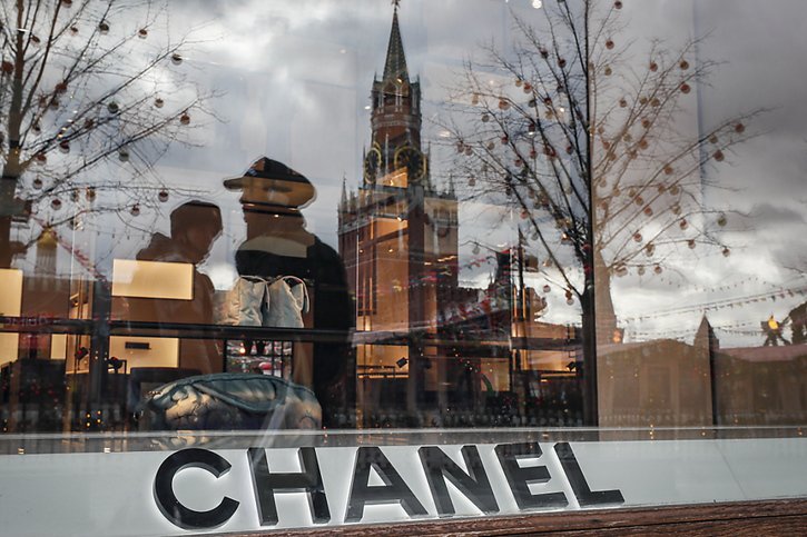 Chanel (ici une boutique à Moscou) fait la fortune de Gérard et Alain Wertheimer. © KEYSTONE/EPA/YURI KOCHETKOV
