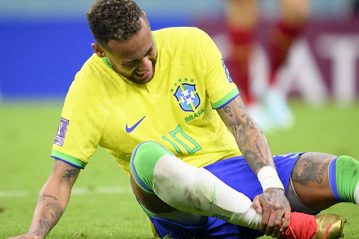 Neymar a été blessé lors d'un choc direct avec le genou d'un joueur serbe. © KEYSTONE/LAURENT GILLIERON