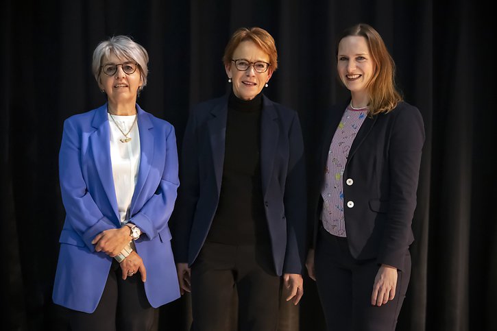 Le Conseil du PS osera-t-il trancher entre Elisabeth Baume-Schneider (gauche), Eva Herzog (milieu) et Evi Allemann. (droite) ? (archives) © KEYSTONE/MICHAEL BUHOLZER