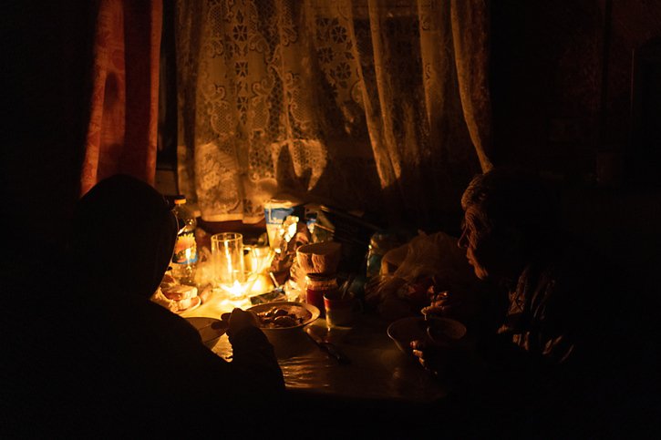 Près de la moitié des habitants de Kiev étaient toujours privés d'électricité vendredi, après les frappes russes sur des installations essentielles. © KEYSTONE/EPA/ROMAN PILIPEY