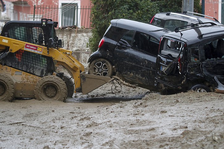 Une vague de boue et de débris provoquée par de fortes pluies a dévasté samedi matin la petite ville de Casamicciola Terme. © KEYSTONE/AP/Salvatore Laporta