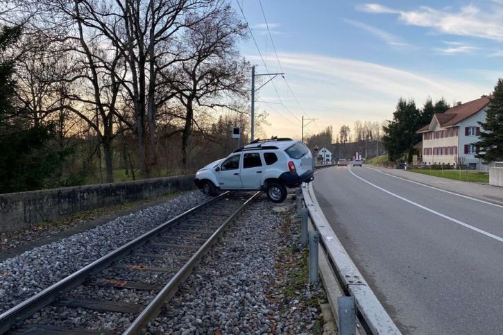 Il a fallu plus de deux heures pour évacuer la voiture qui a fini sa course sur la voie ferrée à Wängi (TG). Le conducteur a été pris d'une quinte de toux. © Police TG
