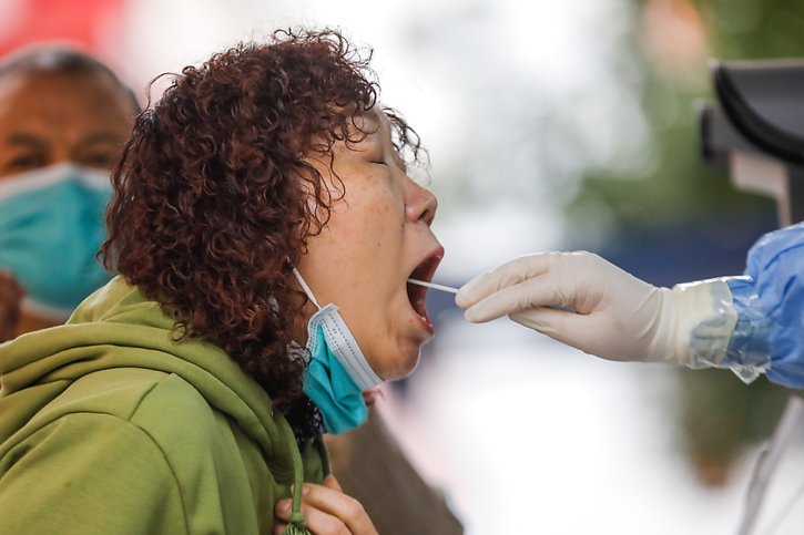 Les tests sont quasi quotidiens pour pénétrer dans des lieux publics. © KEYSTONE/EPA/WU HAO