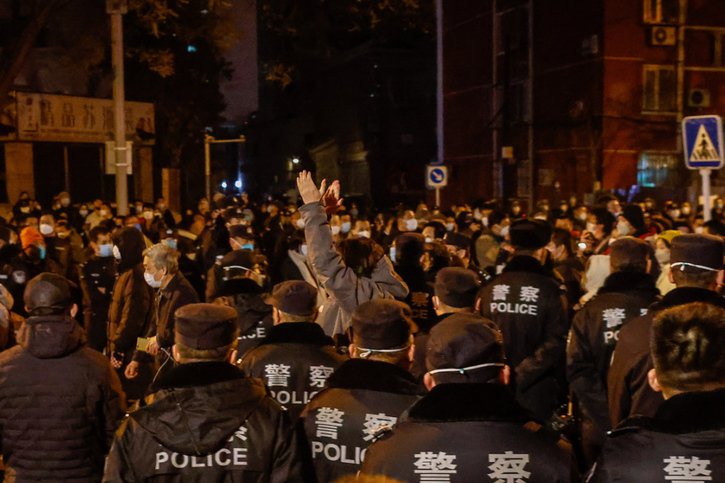 Dimanche, une foule de manifestants, répondant à des appels sur les réseaux sociaux, a exprimé sa colère notamment à Pékin, Shanghai et Wuhan © KEYSTONE/EPA/MARK R. CRISTINO