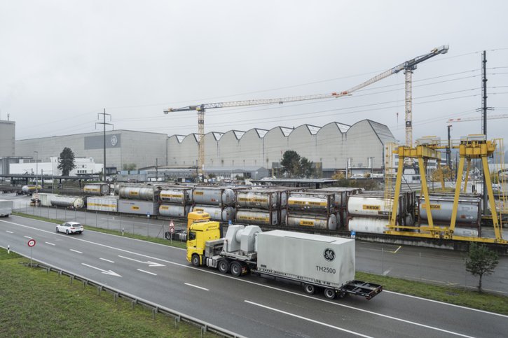 Une centrale à gaz de réserve a été installée à Birr (AG). Elle compte huit générateurs. © KEYSTONE/CHRISTIAN BEUTLER