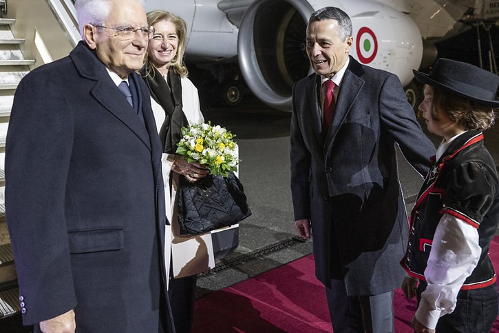 Le président italien Sergio Mattarella et sa fille Laura ont été accueillis par Ignazio Cassis à l'aéroport de Berne-Belp. © KEYSTONE/PETER SCHNEIDER