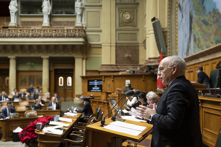 Le ministre des finances Ueli Maurer a défendu le budget 2023 mardi devant le Conseil national. © KEYSTONE/ANTHONY ANEX