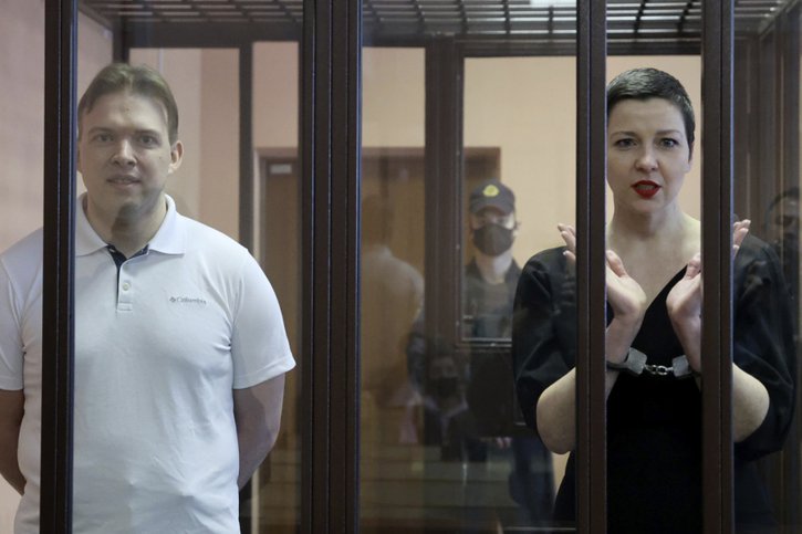 Figure de l'opposition bélarusse, Maria Kolesnikova (à droite), qui purge une peine de 11 ans de prison, a été hospitalisée en réanimation (archives). © KEYSTONE/AP BelTA/RAMIL NASIBULIN