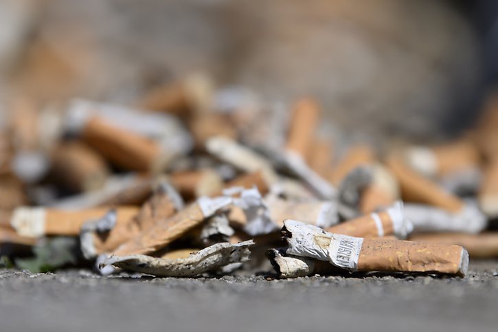 Les mégots de cigarettes jetés négligemment sur les aires de jeux représentent un grand danger pour les enfants (image symbolique) © KEYSTONE/ANTHONY ANEX