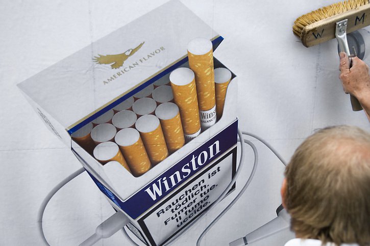Interdire aux mineurs l'accès à la publicité pour le tabac: projet controversé. © KEYSTONE/GAETAN BALLY