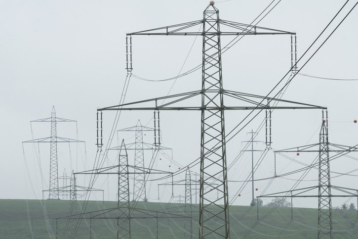 La réduction des différences de couverture sur trois ans ne sont pas respectées par certains gestionnaires de réseau électrique suisse, selon la Commission fédérale de l'électricité (archives). © Keystone/CHRISTIAN BEUTLER