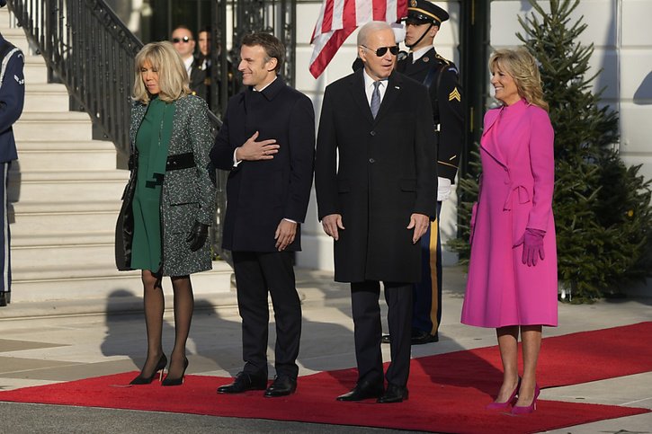 Emmanuel Macron et son épouse Brigitte ont été reçus en grande pompe à la Maison Blanche par le président américain avec tout l'apparat associé à une visite d'Etat. © KEYSTONE/EPA/CHRIS KLEPONIS / POOL