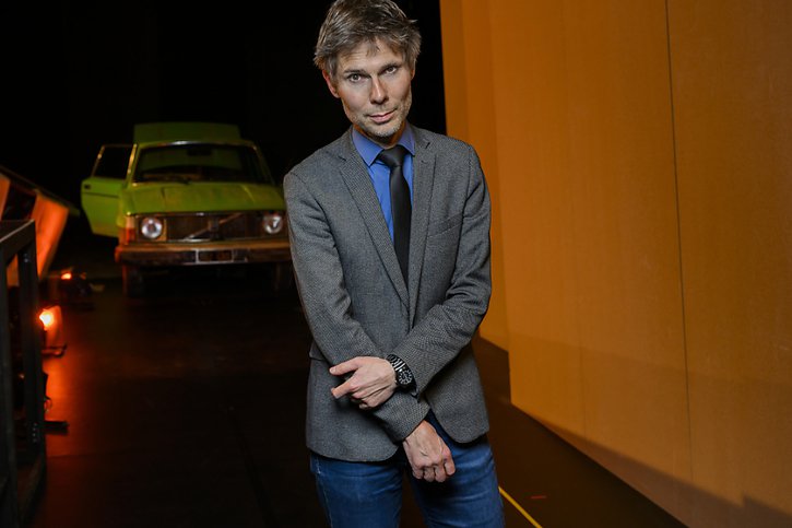 Le réalisateur Lionel Baier pose dans le décor de la pièce de théâtre "Foucault en Californie", qu'il met en scène au Théâtre de Vidy à Lausanne, en adaptant le livre de Simeon Wade. La première a lieu vendredi soir. © KEYSTONE/JEAN-CHRISTOPHE BOTT