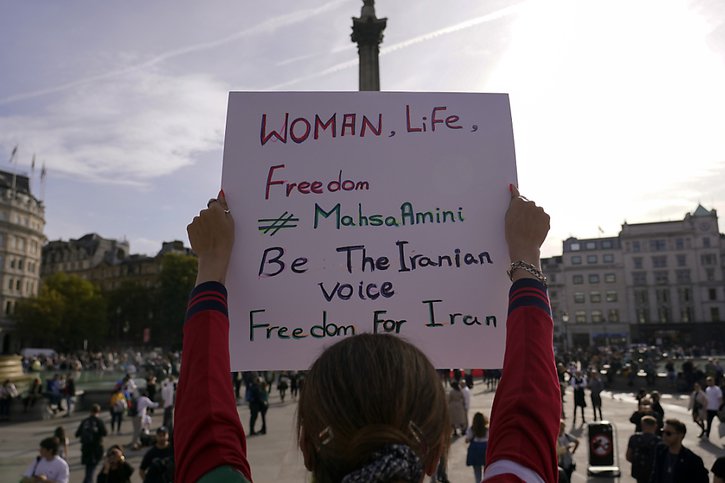 De nombreuses manifestations ont eu lieu en Iran et à travers le monde pour dénoncer l'attitude de la police des moeurs face aux femmes (image d'illustration). © KEYSTONE/AP/ALBERTO PEZZALI