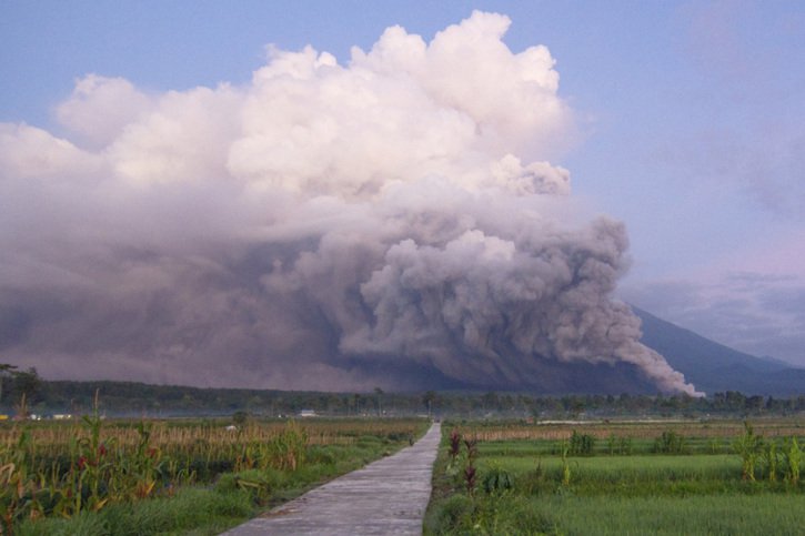 Le mont Semeru a craché un nuage de cendres de 1,5 km de haut. © KEYSTONE/AP