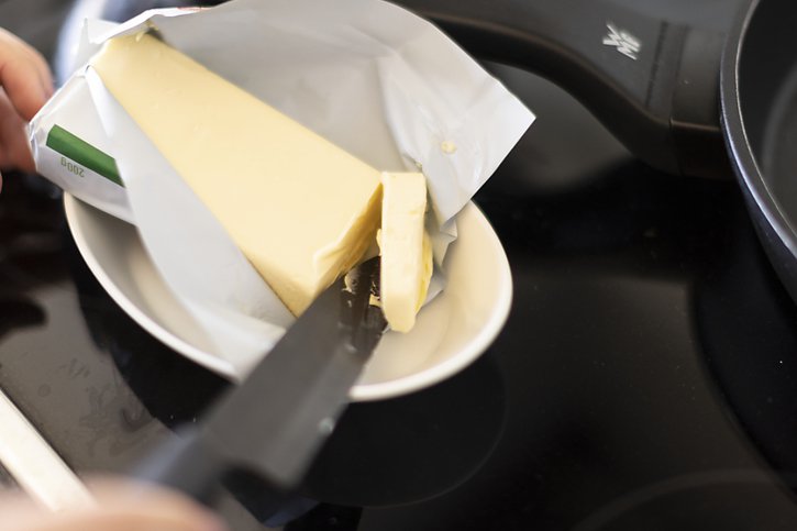 Le marché suisse du beurre a été chamboulé lors de la première année de pandémie en 2020. Les ventes de fromage et de beurre ont bondi, mais comme la production de lait est restée stable, il n'y a plus eu assez de lait pour fabriquer le beurre. © KEYSTONE/GAETAN BALLY