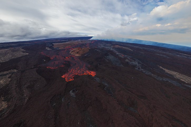 L'éruption du Mauna Loa, le plus gros volcan actif du monde, menace l'un des principaux axes routiers de Hawaï: l'île mobilise désormais des gardes nationaux (archives). © KEYSTONE/EPA/BRUCE OMORI / PARADISE HELICOPTERS