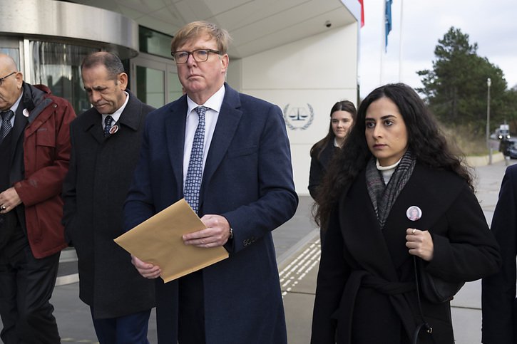 Rodney Dixon, avocat de la chaîne qatarie Al Jazeera, et Lina Abu Akleh, nièce de Shireen Abu Akleh, ont soumis au procureur de la Cour pénale internationale (CPI) un dossier sur la mort par balle de la journaliste américano-palestinienne. © KEYSTONE/AP/Peter Dejong